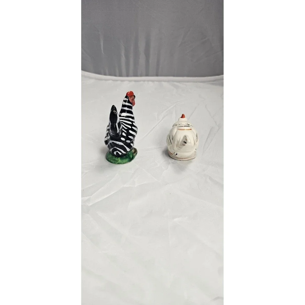 Vintage Chicken Hen Salt & Pepper Shakers Mismatched Pair Japan Black‎ White